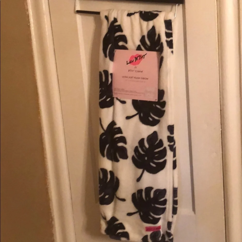 Betsey Johnson Ultra Soft Plush Throw Leaves Print 50in X 60in